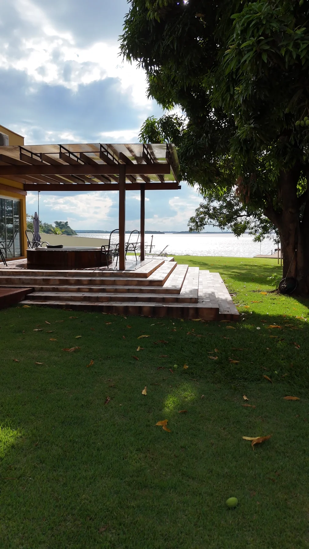 Deck e jardim do Refúgio junto à água